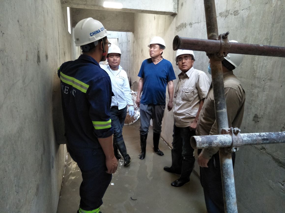 1571125075610093.jpg 中土質量安全部對濾池濾板澆筑質量現場驗收.jpg