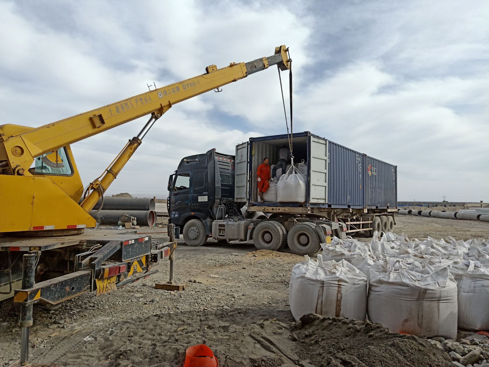 鄯善縣二水廠凈水間濾砂到貨卸車.jpg