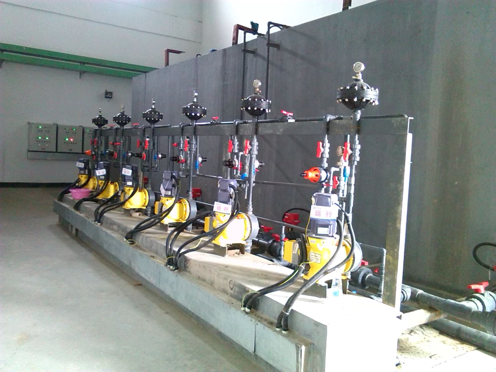 紅雁池加藥間計量泵.jpg