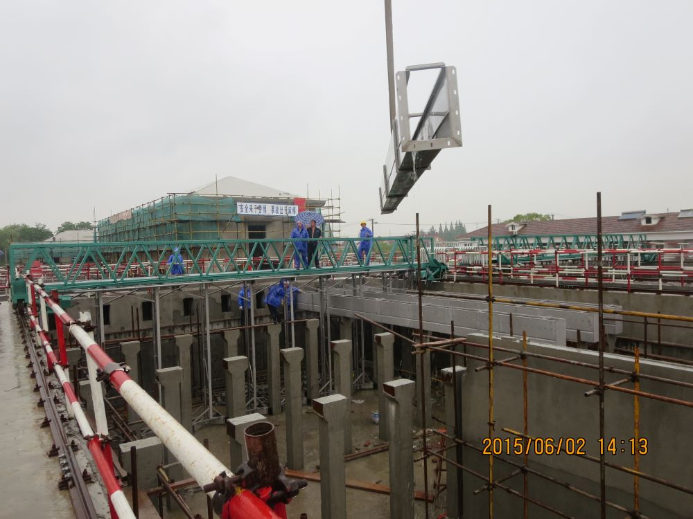 堡鎮集水槽吊裝.JPG